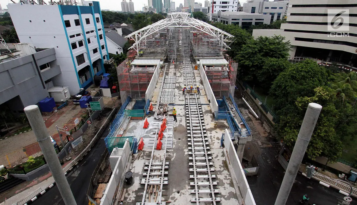 Suasana penyelesaian proyek pembangunan Stasiun MRT Sisingamangaraja di Jakarta, Rabu (29/11). Penyelesaian proyek MRT hingga akhir Oktober telah mencapai 83,07 persen. (Liputan6.com/JohanTallo)