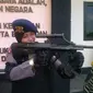 sniper cantik,  Bripda Adri ‎Chroin Ade Oktami, di Yogyakarta. (Liputan6.com/Fathi Mahmud)