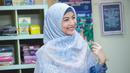 Amanah Wali 7 merupakan sinetron Ramadhan khusus sahur persembahan salah satu stasiun televisi swasta. Sekuel Amanah Wali 6 ini dibintangi oleh personel band Wali dan artis Valerie Stahl. Bintangi sinetron Ramadhan, Valerie Stahl tampil cantik dalam balutan hijab. Sehari-hari tidak mengenakan hijab, penampilan berbeda dari artis berusia 26 tahun ini banjir pujian warganet. (Liputan6.com/IG/@valeriastahlk)