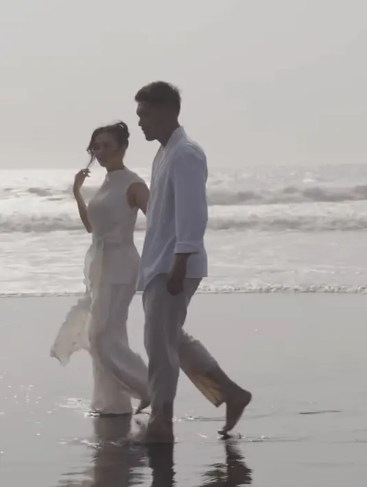 Ririn Ekawati dan Ibu Jamil tampil serasi dengan pakaian serba putihnya. Ririn tampil dengan atasan sleeveless dan celana panjang, Ibnu mengenakan kemeja dan celana panjang. [@ririnekawati]