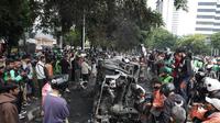 Kericuhan ini merupakan buntut dari peristiwa seorang pengemudi ojek online, Affan Kurniawan yang tewas dilindas kendaraan taktis Brimob pada Kamis (28/8) sore saat aksi demo di Pejompongan. (merdeka.com/Arie Basuki)