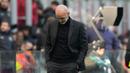 Pelatih AC Milan, Stefano Piolli hanya bisa menundukkan kepala setelah kembali menelan kekalahan yang keempat dalam lima pertandingan terakhir klub ibu kota tersebut. (AP Photo/Antonio Calanni)
