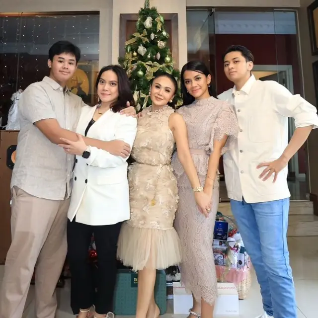 Yuni Shara dan mantan suaminya, Henry Siahaan, masih tetap kompak (https://www.instagram.com/p/CX8LXSQv8Yq/)