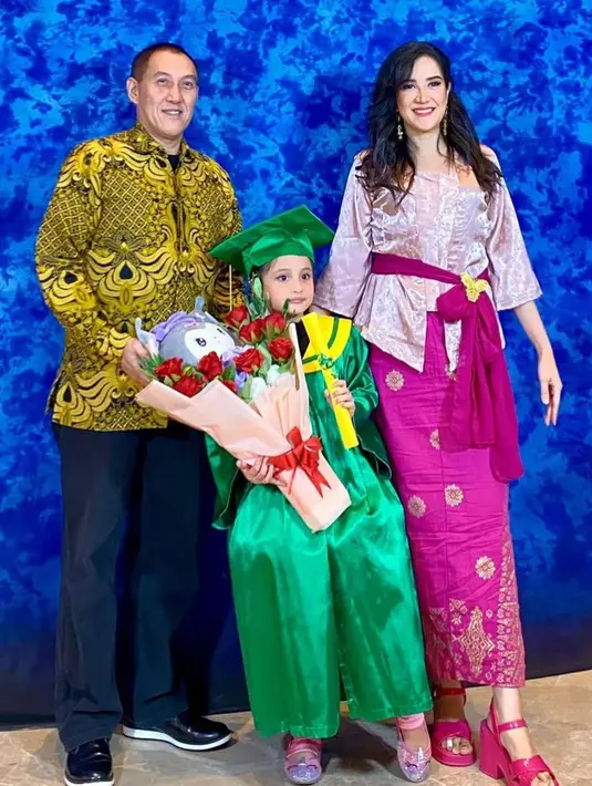 Sebelumnya, Andi pun menghadiri wisuda TK putrinya. Ia tampil mengenakan pakaian tradisional serba pink. [@andisorayabeatrix]