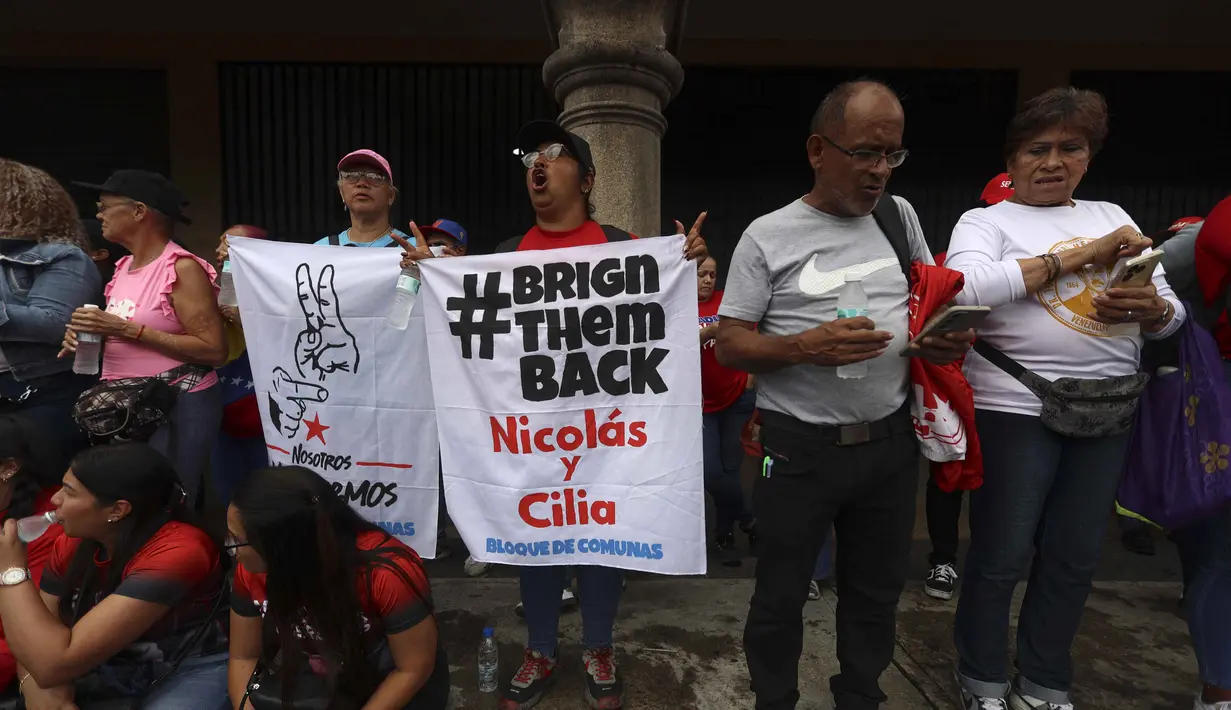Mereka menuntut pembebasan Presiden Venezuela Nicolas Maduro dan istrinya, Cilia Flores. Tampak dalam foto, para demonstran ikut serta dalam pawai dukungan untuk mantan Presiden Venezuela Nicolas Maduro yang diselenggarakan oleh para pekerja di Caracas pada 14 Januari 2026. (Pedro MATTEY/AFP)