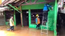 Petugas PLN memeriksa jaringan listrik yang sudah diputus agar tidak membahayakan, Bango, Pondok Labu, Jakarta, Sabtu (20/2/2021). Banjir di Jakarta berdampak pada 180 unit Gardu Distribusi dan 61.320 pelanggan sehingga terjadi pemadaman di sejumlah wilayah. (merdeka.com/Arie Basuki)