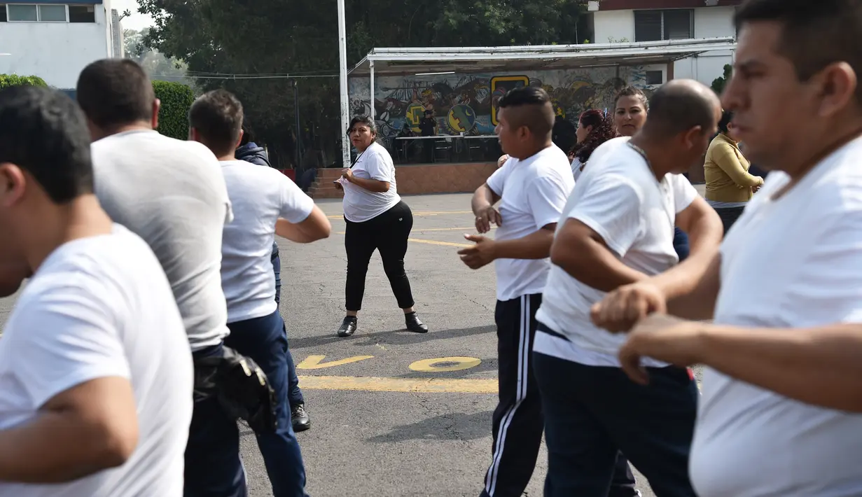 Petugas kepolisian Meksiko melakukan latihan di unit kepolisian di Mexico City (11/12/2019). Di negara ini dimana 75 persen orang dewasa memiliki kelebihan berat badan atau obesitas. (AFP Photo/Rodrigo Arangua)