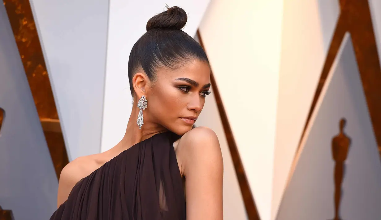 Aktris Zendaya berpose saat menghadiri acara Piala Oscar 2018 di Dolby Theatre di Los Angeles, AS (4/3). (Photo by Jordan Strauss/Invision/AP)