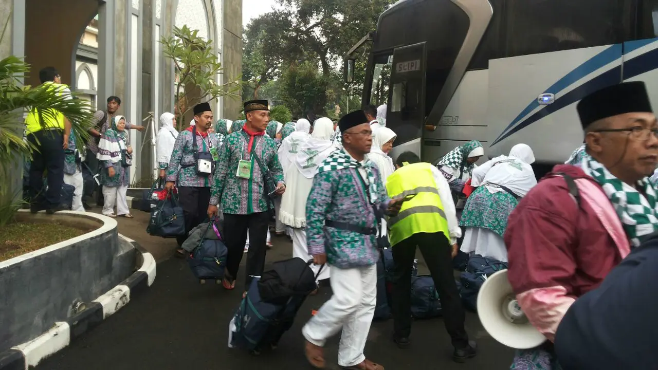 Jemaah haji embarkasi Jakarta mulai berangkat ke Tanah Suci 
