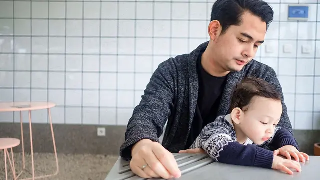 6 Potret Hangat Miqdad Addausy Momong Anak, Disebut Hot Daddy