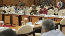 Menteri Pertanian Syahrul Yasin Limpo (depan, kedua kiri) saat rapat kerja dengan Komisi IV DPR RI di Gedung Parlemen, Jakarta, Kamis (19/1/2023). Rapat kerja membahas Daftar Inventarisasi Masalah (DIM) dan pembentukan panitia kerja Rancangan Undang-Undang (RUU) tentang Konservasi Sumber Daya Alam Hayati dan Ekosistem (KSDAHE). (Liputan6.com/Faizal Fanani)