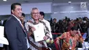 Ketua KPU RI, Arief Budiman (kedua kiri) jelang menyerahkan alat bukti menghadapi perselisihan hasil Pilpres 2019 dan jawaban pihak KPU di Gedung Mahkamah Konstitusi, Jakarta, Rabu (12/6/2019). 272 boks kontainer dari 34 provinsi diserahkan KPU ke MK. (Liputan6.com/Helmi Fithriansyah)