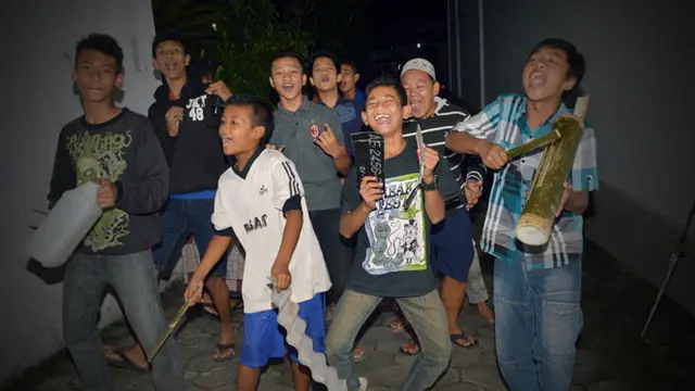 Sejumlah kelompok remaja di Pinrang, Sulawesi Selatan adu dalam kreatifitas. Para remaja menciptakan grup musik sahur untuk menghibur warga yang sedang melaksanakan sahur.