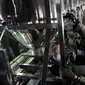 Anggota TNI AU memasang tabung penampung garam di dalam pesawat CN-295 selama perasi Teknologi Modifikasi Cuaca (TMC) di Lanud Halim Perdanakusuma, Jakarta, Kamis (9/1/2020). (merdeka.com/Iqbal S. Nugroho)