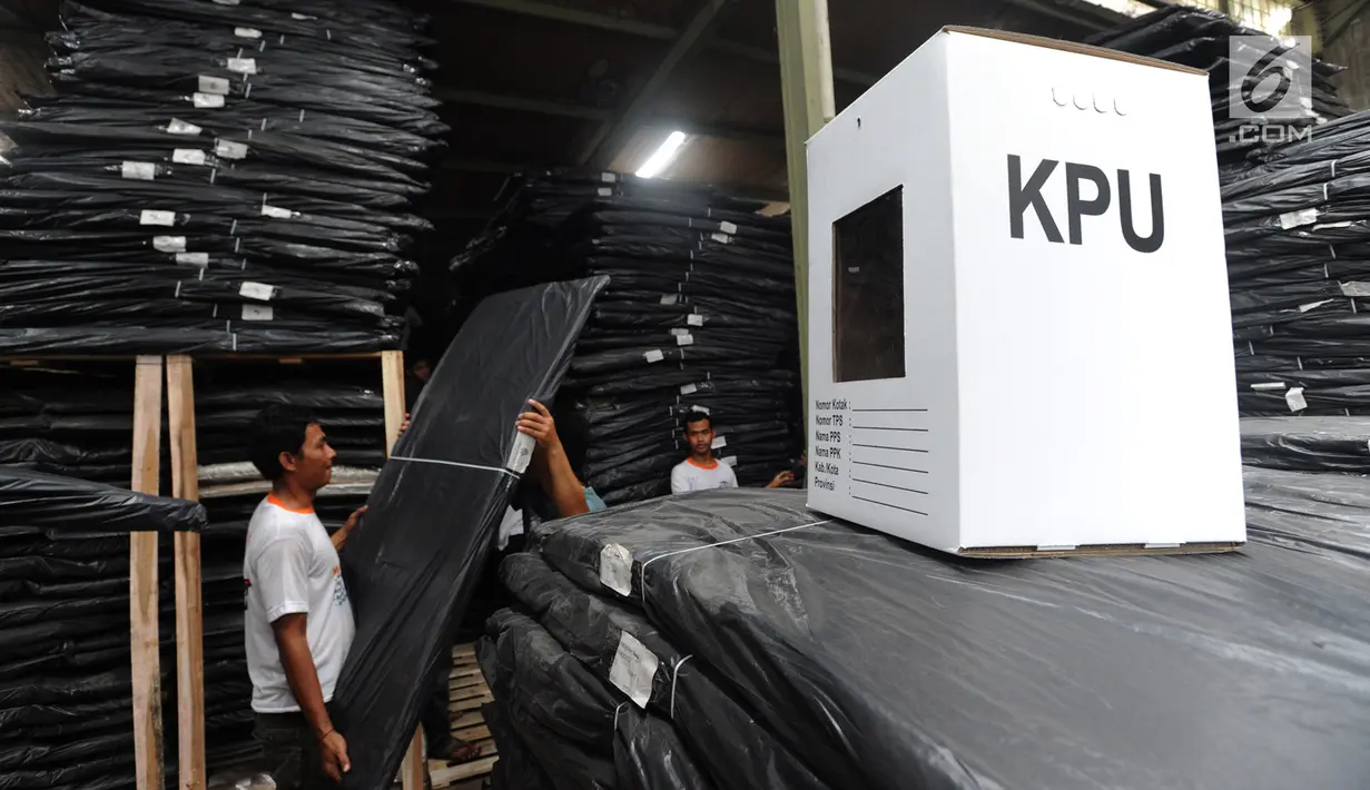 Petugas menata kotak suara Pemilu 2019 di Gudang KPU Kabupaten Bogor, Pondok Rajeg, Bogor, Rabu (14/11). KPU setempat menerima 75.115 kotak suara yang terbuat dari karton kedap air untuk menghadapi Pileg dan Pilpres 2019. (Merdeka.com/Arie Basuki)