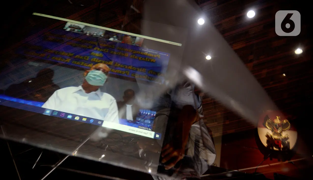 Wali Kota Medan nonaktif, Tengku Dzulmi Eldin mendengarkan Majelis Hakim membacakan vonis dalam sidang melalui video conference di Gedung KPK, Jakarta, Kamis (11/6/2020). Dzulmi Eldin terlibat dalam kasus dugaan menerima suap proyek dan jabatan pada Pemkot Medan tahun 2019. (merdeka.com/Dwi Narwoko)