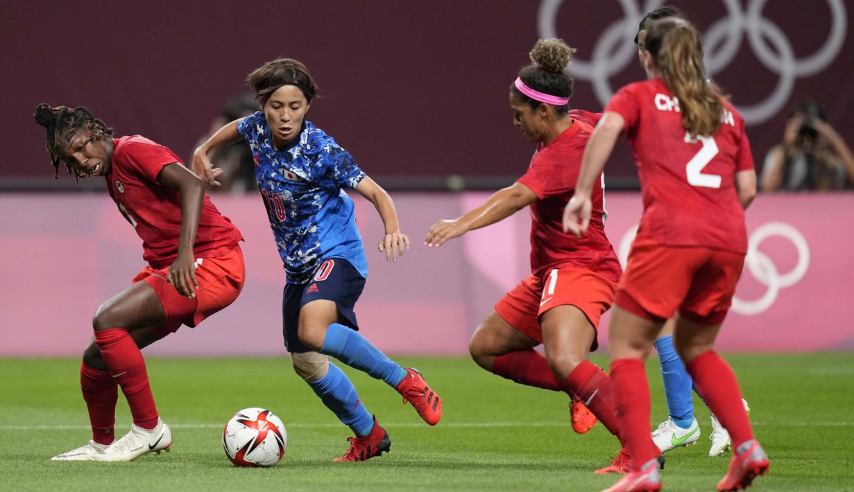 Iwabuchi Mana merupakan bagian dari Jepang saat mereka merengkuh gelar Piala Dunia tahun 2011. Kali ini, ia mengincar medali emas Olimpiade Tokyo, apalagi Jepang saat ini menjadi tuan rumah. Kehebatannya mengolah bola menciptakan satu gol penyeimbang ke gawang Kanada. (Foto: AP/Silvia Izquierdo)