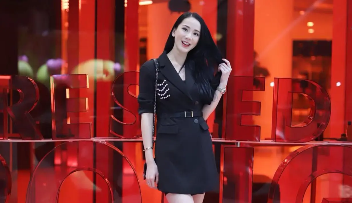 Gaya OOTD Jill Gladys sendiri memang kerap curi perhatian banyak netizen. Menggunakan busana serba hitam dengan detail pada bagian ikat pinggang, Jill Gladys melengkapi penampilan dengan memakai sling bag mini berwarna senada. (Liputan6.com/IG/@jill_gladys_)