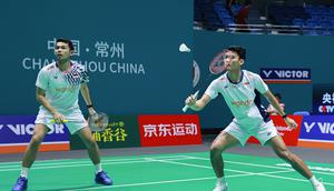 Ganda putra Indonesia Fajar Alfian/Muhammad Shohibul Fikri lolos ke babak 16 besar China Open 2025.&nbsp;Fajar/Fikri menang atas&nbsp;Choong Hon Jian/Muhammad Haikal dari Malaysia dengan&nbsp;skor 21-11 dan 21-10&nbsp;di Olympic Sports Center Gymnasium, Changzhou, Kamis (24/7).&nbsp;(foto: PBSI)
