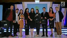 Para pemenang foto bersama  para juri  Emtek Goes To Campus (EGTC) 2018 di Universitas Gajah Mada, Yogyakarta, Kamis (18/10). Audisi news presenter competition EGTC 2018 di Universitas Gajah Mada (UGM) memenangkan 5 finalis. (Liputan6.com/Herman Zakharia)