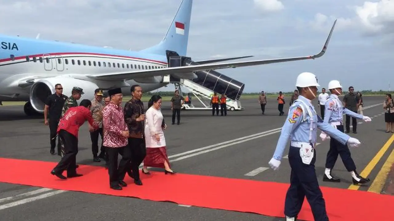 Jokowi tiba di Bandar Udara Fatmawati Soekarno pada pukul 10.00 WIB. Jokowi mengenakan batik coklat lengan panjang.
