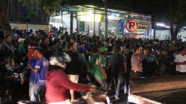 Bonek menjemput Viking atau Bobotoh, suporter Persib Bandung, di Stadion Gubeng, Surabaya.