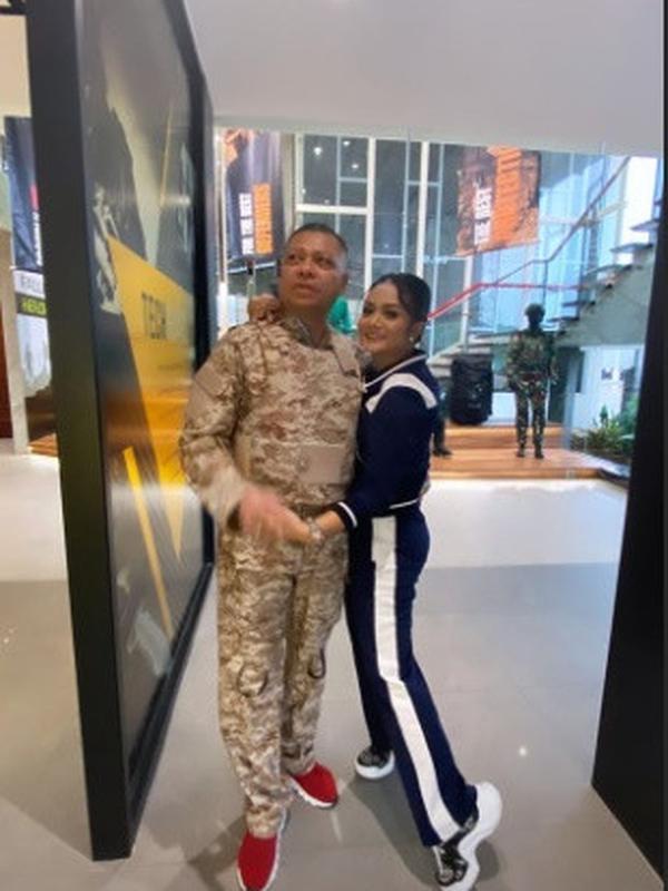 Kemesraan Krisdayanti dan Raul Lemos yang tepis kabar perceraian (Sumber: Instagram/krisdayantilemos)