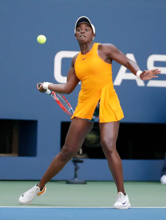 Petenis AS, Sloane Stephens mengembalikan bola ke arah Anastasija Sevastova dari Latvia pada perempat final AS Terbuka di New York, Selasa (4/9). Juara bertahan Stephens dipastikan terhenti langkahnya usai dikalahkan 2-6 dan 3-6. (AP/Carolyn Kaster)