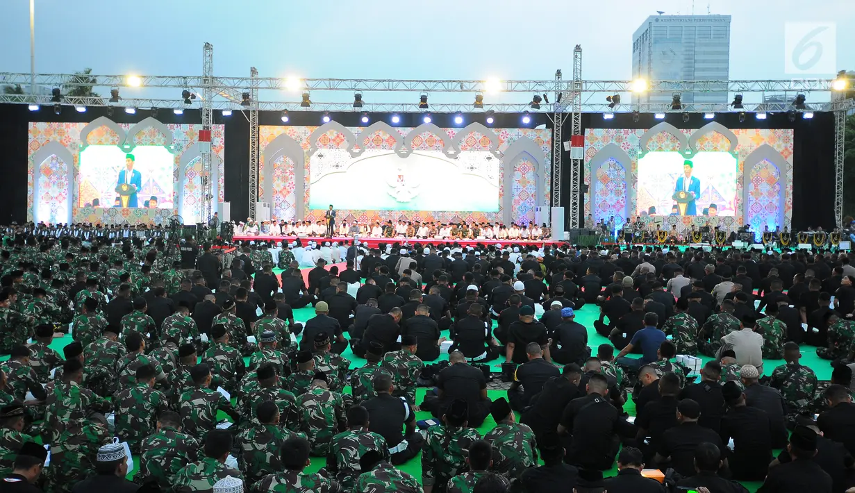 Suasana buka bersama Keluarga Besar TNI - Polri dan Masyarakat di Lapangan Monas, Jakarta, Kamis (16/5/2019). Buka puasa bersama ini mengangkat tema Dengan Hikmah Puasa Ramadhan 1440 H/2019 M Kita Perkuat Soliditas & Sinergitas TNI-Polri. (Liputan6.com/Angga Yuniar)