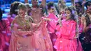 Shania Twain (kanan) dan Taylor Swift (kiri) dalam acara American Music Awards (AMA) 2019 di Microsoft Theater, Los Angeles, Amerika Serikat, Minggu (24/11/2019). Shania Twain yang saat ini berusia 54 tahun tampil enerjik dengan membawakan medley sejumlah lagu populer. (Photo by Chris Pizzello/Invis