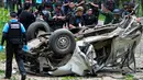 Kondisi sebuah mobil yang terkena ledakan dari bom yang disembunyikan di bawah tanah di provinsi Yala, selatan Thailand, Jumat (23/9). Dalam insiden terbaru, tiga polisi tewas setelah mobil mereka terkena bom. (REUTERS/Surapan Boonthanom)