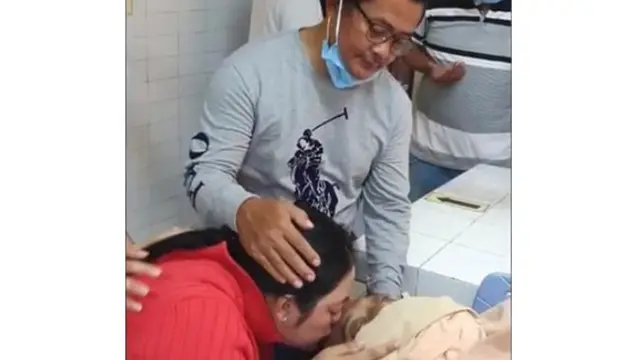 5 Momen Istri Didi Kempot Temani Jenazah Suami, Berusaha Tegar