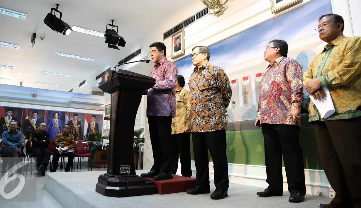 Kepala BKPM Franky Sibarani melakukan konferensi pers usai rapat terbatas di Kantor Presiden, Jakarta, Selasa (29/9/2015). Pemerintah mengumumkan paket kebijakan tahap dua yang difokuskan pada industri, keuangan dan ekspor. (Liputan6.com/Faizal Fanani)