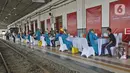 Suasana vaksinasi massal COVID-19 kepada petugas dan penumpang kereta api di Stasiun Bogor, Jawa Barat, Kamis (17/6/2021). Pelaksanaan vaksinasi massal di Stasiun Bogor itu menyasar petugas stasiun, pekerja di stasiun dan penumpang kereta. (Liputan6.com/Herman Zakharia)
