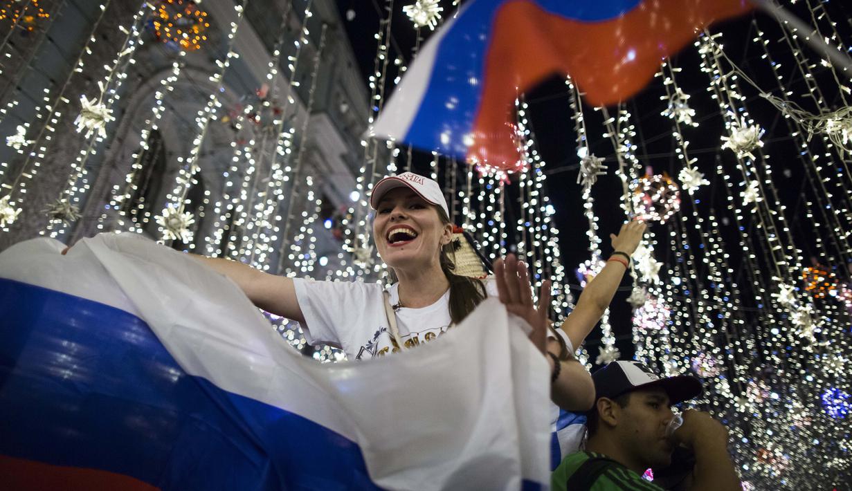 Pawai fans Rusia saat merayakan kemenangan timnya atas Mesir pada Piala Dunia 2018 di Moskow (19/6/2018). Rusia menang 3-1. (AP/Alexander Zemlianichenko)