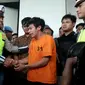 Pelanggar lalu lintas, Adi Saputra (21) yang merusak kendaraannya saat ditilang polisi, menangis di Polres Tangerang Selatan. (Liputan6.com/Pramita Tristiawati)