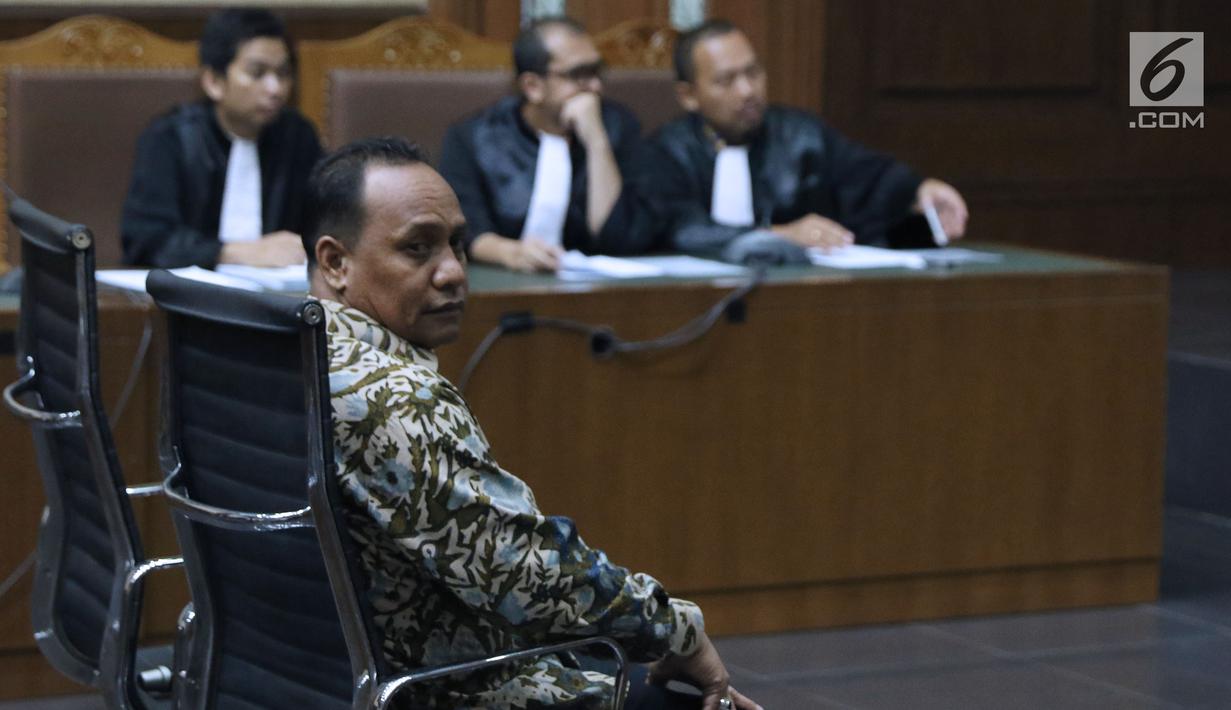 Ketua DPRD Kepulauan Sula Periode 2009-2014, Zainal Mus saat menjalani sidang dakwaan di Pengadilan Tipikor, Jakarta, (22/11). Zainal Mus didakwa melakukan perbuatan korupsipengadaan lahan Bandara Bobong, Maluku Utara. (Liputan6.com/Helmi Fithriansyah)