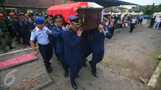 Sejumlah prajurit TNI AU mengusung peti jenazah Pilot Mayor Pnb Ifi Safatilah ke Taman Makam pahlawan Kusuma Negara, Yogyakarta, (11/2). Mayor Pnb Ifi Safatilah merupakan korban pesawat Super Tucano milik TNI AU yang jatuh di Malang.(Boy Harjanto)