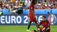 Pemain Portugal, Renato Sanches (berdiri), terpilih sebagai pemain muda terbaik Piala Eropa 2016. (AFP/Franck Fife)
