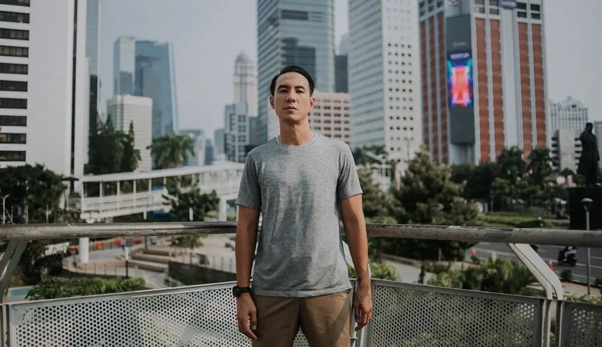 Daniel Mananta, salah satu artis yang juga pebisnis. Sudah lama Danie menekuni usahanya di bidang fashion. Brand terkenal ‘Damn I Love Indonesia’ adalah miliknya. Berikut adalah cara Daniel mempertahankan bisnisnya di tengah pandemi sekarang ini. (Instagram/vjdaniel)