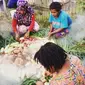 Ritual barapen atau memasak dengan bakar batu, menjadi salah satu cara untuk menghentikan konflik di Papua. (Liputan6.com/Katharina Janur)