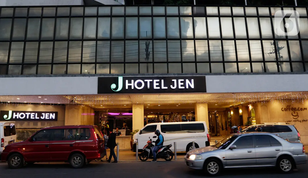 Suasana di luar tempat Timnas Indonesia U-22 menginap di Hotel Jen Manila by Shangri-La yang terletak di daerah Pasay, Sabtu (23/11/2019). Hotel bintang 4 tersebut akan menjadi tempat menginap tim Garuda Muda selama ajang SEA Games 2019. (Bola.com/ M Iqbal Ichsan)