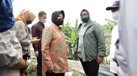 Risma saat mengunjungi korban banjir di Perumahan Villa Nusa Indah, Desa Bojong Kulur, Jumat (18/2/2022). (Liputan6.com/Achmad Sudarno)