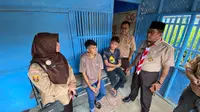 Samsul Ramadhan akhirnya bersedia melanjutkan sekolah setelah ada jaminan dari Bupati Indramayu Nina Agustina mengenai biaya. Samsul berhenti bersekolah setelah ibunya meninggal dunia dan ayahnya merantau ke Kalimantan. Foto: liputan6.com/edhie prayitno ige&nbsp;