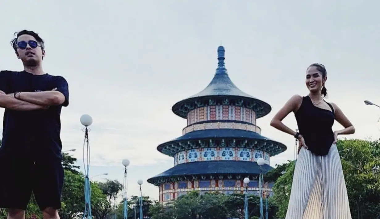 Aulia tampil dengan atasan tanpa lengan warna hitam, dipadukan bawahan plisket warna putih. @owliasarah