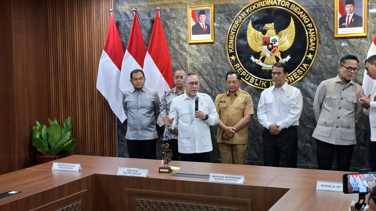 Menteri Koordinator Bidang Pangan, Zulkifli Hasan di Kantor Kemenko Bidang Pangan, Jakarta, Rabu (12/11/2024). (Foto: Liputan6.com/Arief RH)