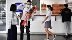 Sepasang suami istri bersiap untuk mendaftarkan surat nikah mereka pada Hari Valentine di Bang Rak atau Distrik Cinta di Bangkok, Thailand, Jumat (14/2/2020). Banyak pasangan menikah di Distrik Cinta karena mereka percaya akan membawa keberuntungan dan cinta yang tahan lama. (Lillian SUWANRUMPHA/AFP