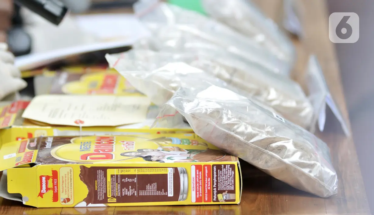 Barang bukti heroin ditunjukkan saat rilis pengungkapan kasus narkoba di Mapolda Metro Jaya, Jakarta, Kamis (12/12/2019). Subdit I Ditresnarkoba Polda Metro Jaya mengungkap jaringan narkoba jenis heroin yang melibatkan WN Pakistan berinisial SH, diduga merupakan bandar. (merdeka.com/Iqbal S. Nugroho