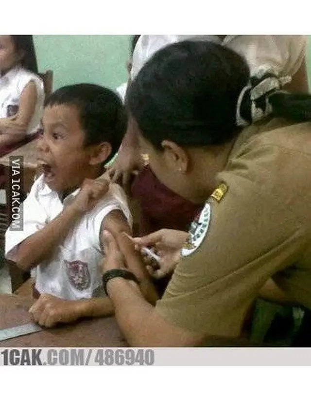 6 Ekspresi Kocak Anak Sekolah Saat Imunisasi Ini Bikin Ketawa Geli
