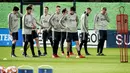 Para pemain Ajax Amsterdam berlatih jelang menjamu Real Madrid pada leg pertama babak 16 besar Liga Champions di De Toekomst di Ouder-Amstel, Amsterdam, Selasa (12/2). (Robin van Lonkhuijsen/ANP/AFP)